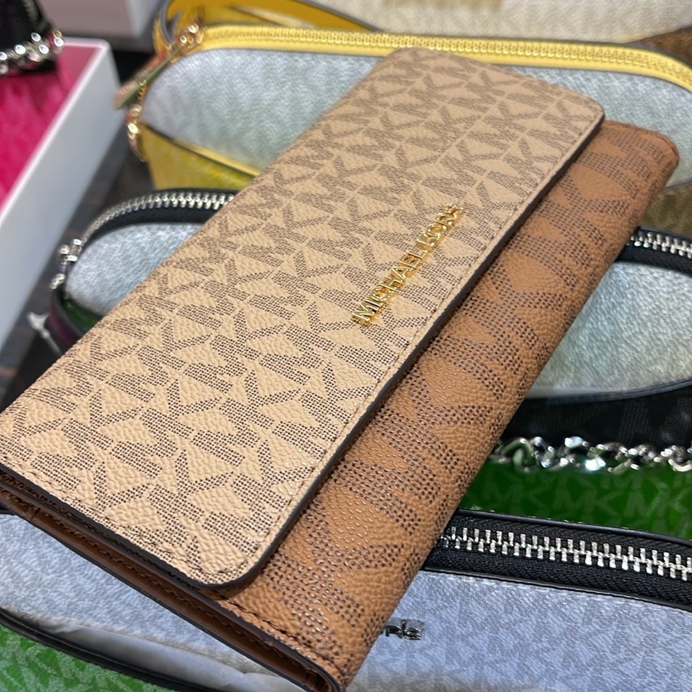 Michael Kors Jet Set Large Signature Logo Tri-Fold Wallet
Camel Multi 
NWT - Picture 5 of 16